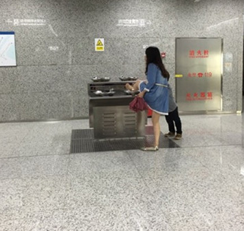 女子地铁站内用直饮水洗脚