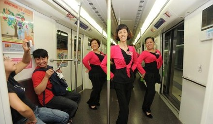 武汉大妈把广场舞跳进地铁