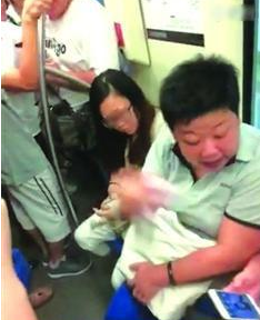 胖阿姨怒斥占座女