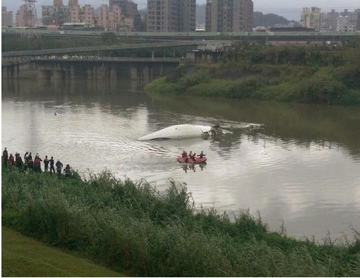台湾客机坠河