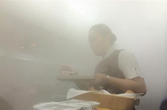 深圳机场大雨机舱变桑拿房