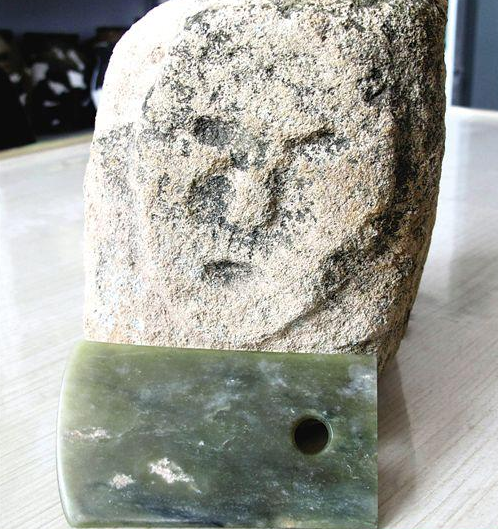 最大史前石城墙现石雕人面像