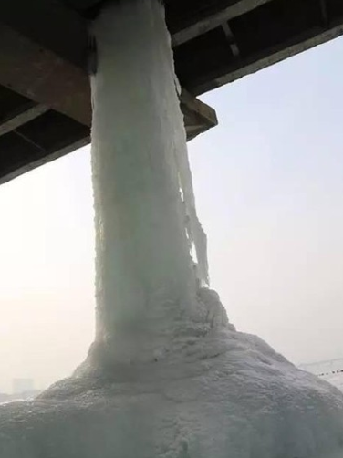 吉林铲除巨型冰柱
