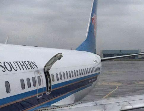 成都乘客打开飞机安全门