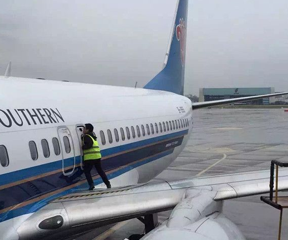 乘客拉安全门透气