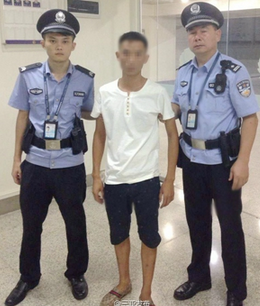 飞机吸烟被拘5日