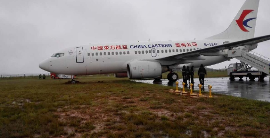 东方航空客机落地冲出跑道的原因
