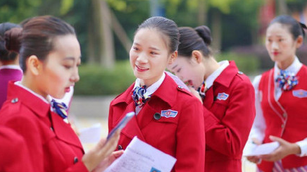 千名男女竞聘空乘