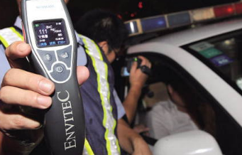 酒驾逃跑撞公交车