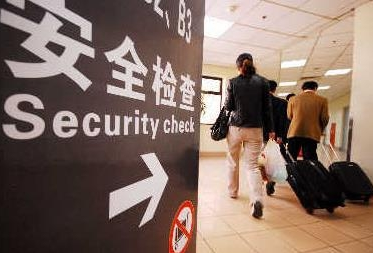 一巴掌将安检员打耳聋