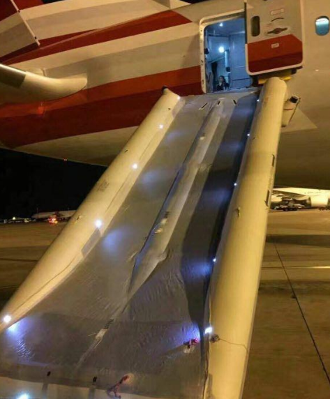 美国航空误放滑梯
