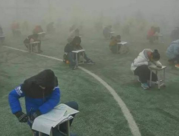 学生雾霾天在操场考试