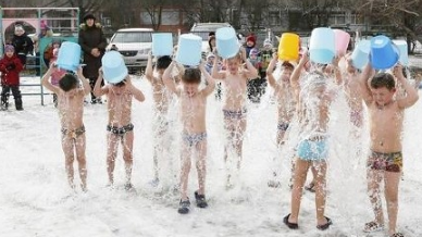 俄罗斯幼童雪地裸奔