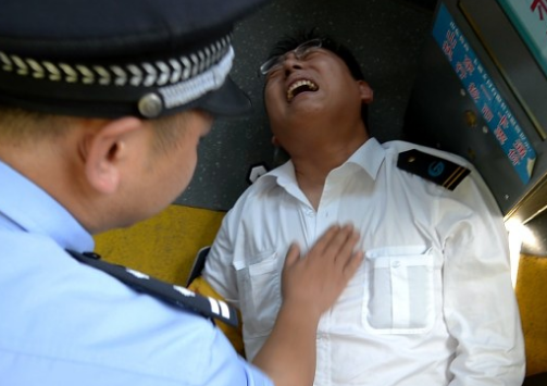 乘客骂晕公交司机1