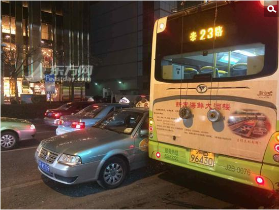 公交车司机路怒症连撞四辆出租车1