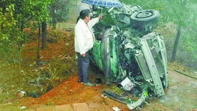 武汉轿车超车被撞飞1