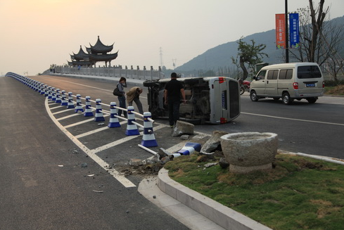 桐梓面包车侧翻事故1