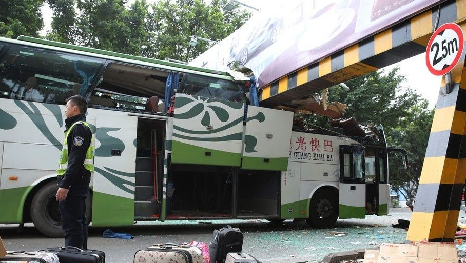 客车被限高架切头2