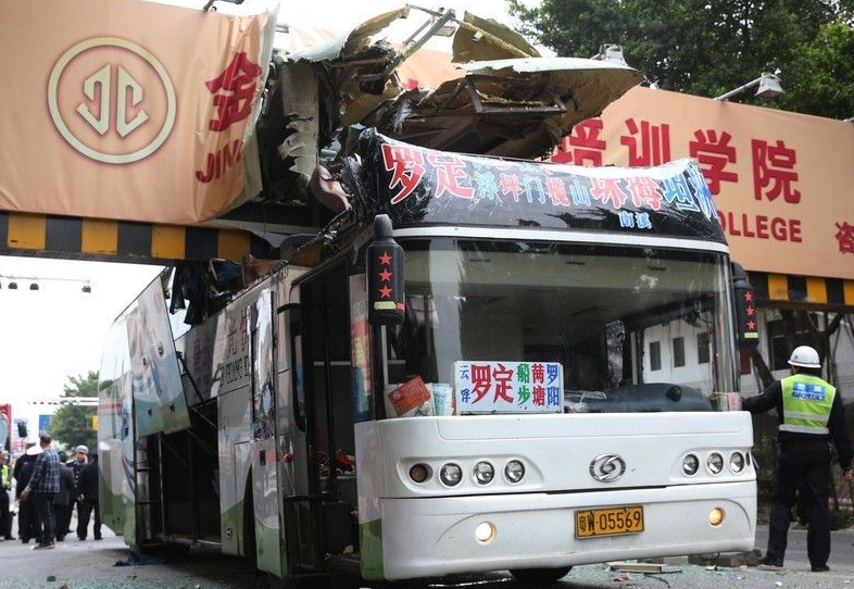 客车被限高架切头1