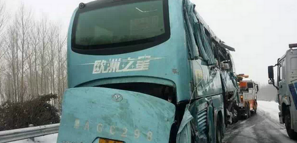 黑龙江高速大客车侧翻事故1
