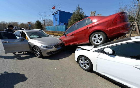 宝马连撞数车 幸未造成人员伤亡1
