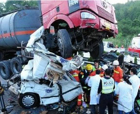 厦蓉高速三车追尾致8人死亡1