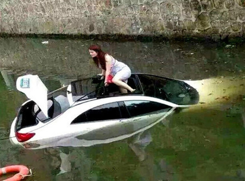 无锡汽车冲进河道事故1