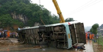 湖南旅游大巴侧翻致7人遇难1