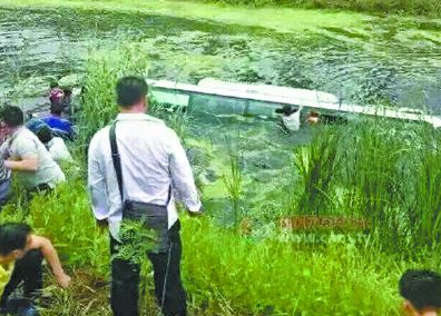 天津西青区客车坠河事故1