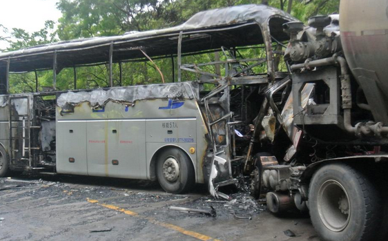 广西恭城客车撞水泥罐车事故1
