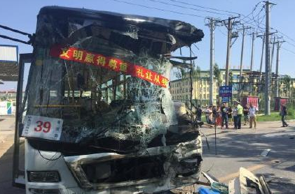 6月18日哈尔滨公交车与货车相撞事故1