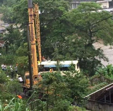 江西萍乡公交车侧翻坠河事故1