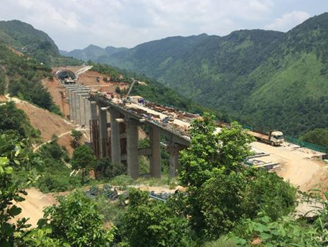云桂铁路革朗隧道全线贯通1