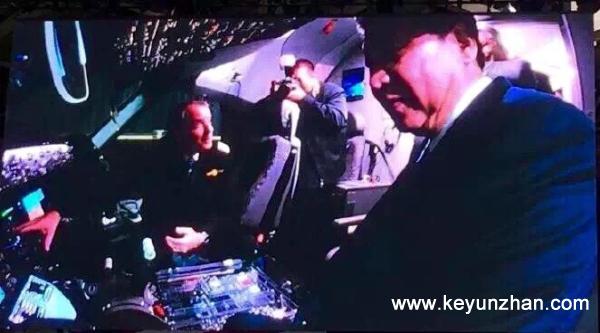  习近平参观波音公司制造厂 登上厦航787客机1