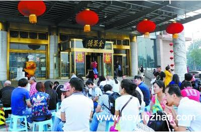 北京国庆餐饮销售额増超10% 餐饮商家全员上岗1