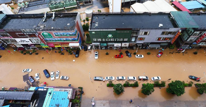 东莞降暴雨街道一片汪洋1