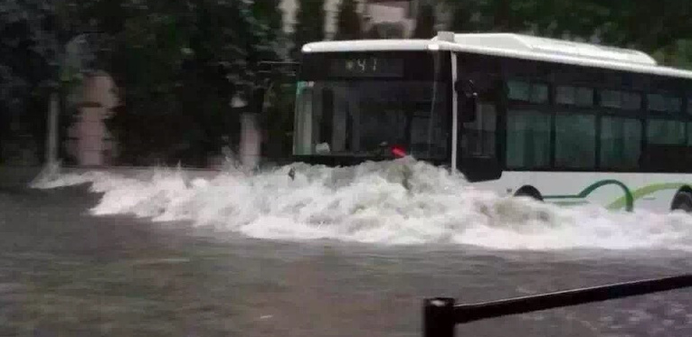 特大暴雨袭击上海1