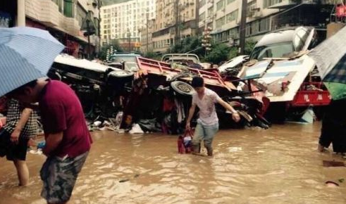 29日巴中暴雨遭洪水围城1