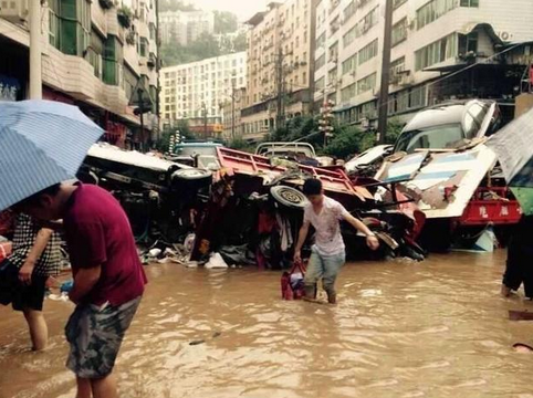 巴中暴雨遭洪水围城1