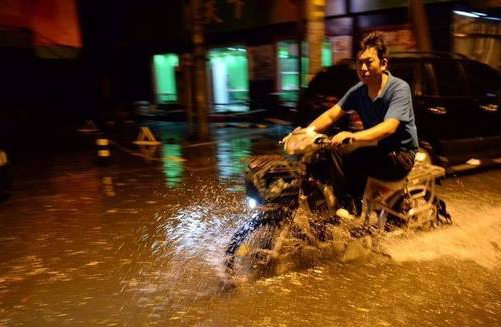 北京全城普降暴雨1