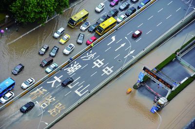 武汉暴雨多地被淹1