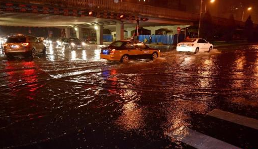 北京遭遇暴雨袭击1