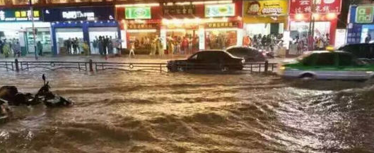 云南丽江遭暴雨袭击1