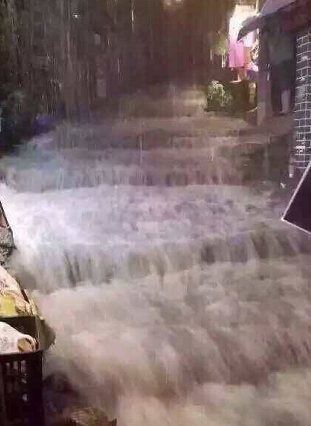 8月12日云南丽江遭暴雨袭击1
