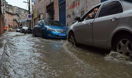 四川南充突降暴雨1