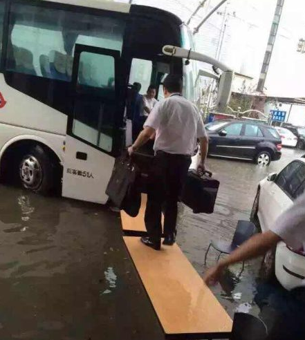 上海遭特大暴雨袭击1