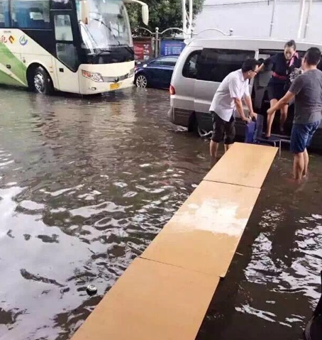 上海遭遇特大暴雨袭击1