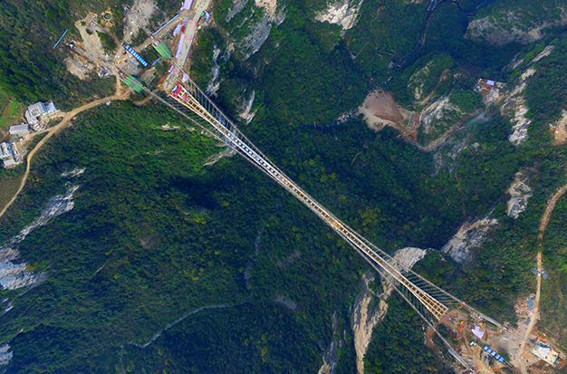 张家界大峡谷玻璃桥合龙1