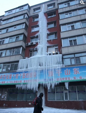 长春居民楼现冰瀑布1