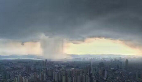 昆明暴雨似瀑布1